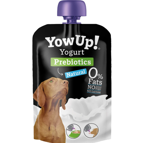 Quetschbeutel mit Joghurt-Snack für Hunde mit natürlichem Geschmack. Mit Präbiotika, laktosefrei, fettfrei, ohne Zuckerzusatz. Schwarze Verpackung mit lila Deckel, sichtbarem weißen Joghurt und Abbildung eines kurzhaarigen braunen Hundes.