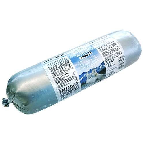 Eine Frostfleischrolle mit silbernem Kunstdarm und der Aufschrift „White Complete“. Verpackt in einem nicht essbaren Kunstdarm. Die Füllung ist nicht sichtbar.