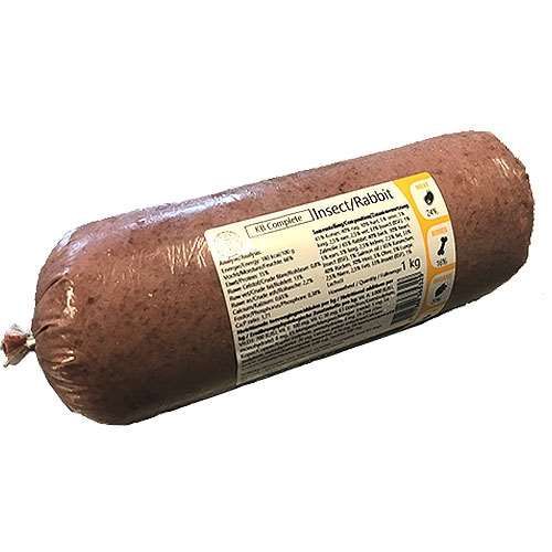 Eine Frostfleischrolle mit weiß-gelbem Etikett und der Aufschrift „Insect/Rabbit“. Verpackt in einem nicht essbaren Kunstdarm. Die Füllung ist fein gewolft und zeigt eine hellbraune, gleichmäßige Masse mit leicht körniger Struktur.