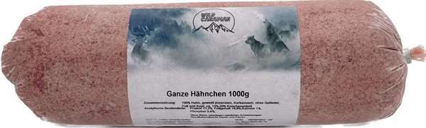 Eine Frostfleischrolle mit einem Etikett, das Berge und Wölfe zeigt sowie die Aufschrift „Ganze Hähnchen 1000 g“ trägt. Verpackt in einem nicht essbaren Kunstdarm. Die Füllung ist fein bis mittelfein gewolft und erscheint als rosabraune, gleichmäßige Mass