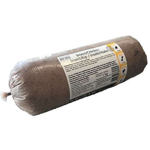 Eine Frostfleischrolle mit weiß-gelbem Etikett und der Aufschrift „Insect/Chicken“. Verpackt in einem nicht essbaren Kunstdarm. Die Füllung ist fein gewolft und zeigt eine beigebraune, homogene Masse mit leicht unregelmäßiger Textur.