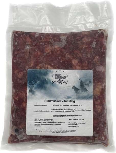 Ein flach gepresster Beutel mit weiß-blauem Etikett und der Aufschrift „Rindmuskel Vital 500g“. Die Füllung ist fein gewolft und zeigt eine dunkelrote, unregelmäßige Masse mit sichtbaren hellen Fettstücken. Verpackt in transparenter Vakuumfolie.