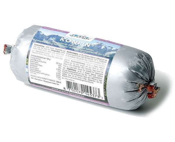Eine Frostfleischrolle in grauem Kunstdarm mit abgebundenen Enden. Auf dem Etikett steht zentral der Schriftzug „Kaninchen“.