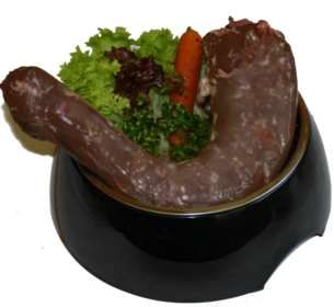 Ein schwarzer Napf, gefüllt mit einem großen, rohen Putenhals. Der Hals ist dunkelrötlich bis braun, länglich gebogen und weist eine glatte, feuchte Oberfläche auf.