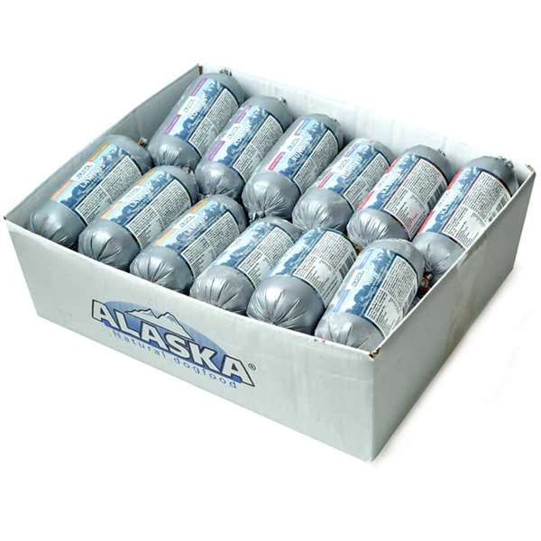 Ein weißer Karton mit der Aufschrift „Alaska“, gefüllt mit mehreren kleinen Frostfleischrollen in grauem Kunstdarm mit verschiedenfarbigen Etiketten.