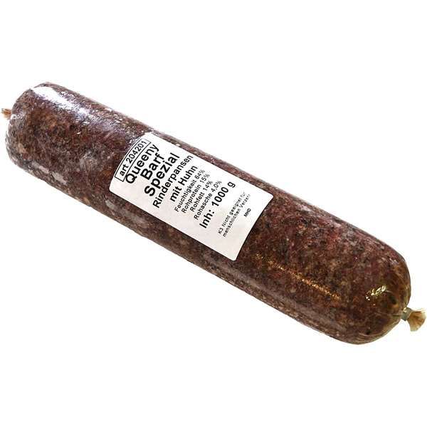 Eine Frostfleischrolle mit weißem Etikett und der Aufschrift „Queeny BARF Spezial Rind-Puten“. Verpackt in einem nicht essbaren Kunstdarm. Die Füllung ist fein gewolft und zeigt eine dunkelbraune bis rötliche, ungleichmäßige Masse mit sichtbaren Fleisch-