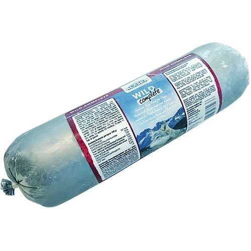 Eine Frostfleischrolle mit silbernem Kunstdarm und der Aufschrift „Wild Complete“. Verpackt in einem nicht essbaren Kunstdarm. Die Füllung ist nicht sichtbar.