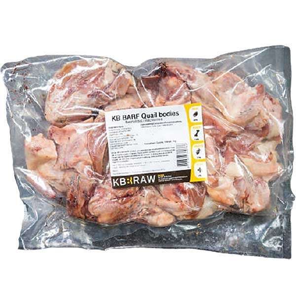 Mehrere gerupfte, rohe Wachtelkörper ohne Federn in transparenter Vakuumverpackung mit weißem Etikett.