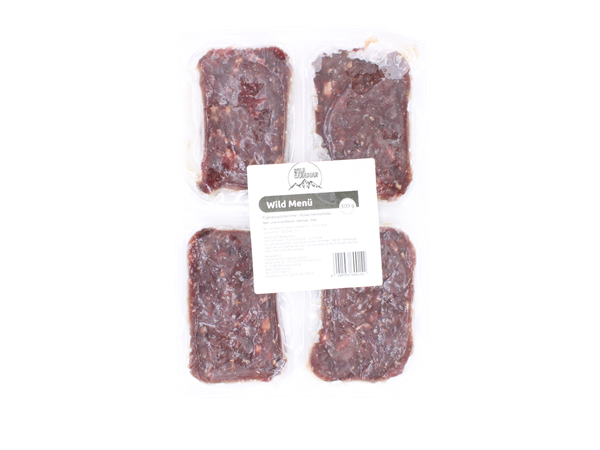 Vier einzeln portionierte Fleischtafeln in transparenter Vakuumverpackung mit weißem Etikett und der Aufschrift „Wild Menü“. Die Füllung ist grob gewolft und zeigt eine dunkelrote Farbe mit unregelmäßiger Struktur und einzelnen sichtbaren Fleischstücken.