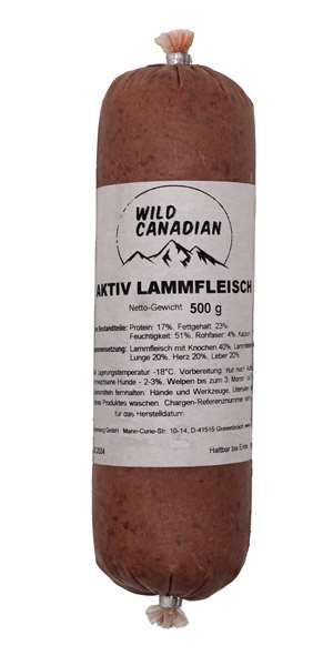Eine Frostfleischrolle mit weißem Etikett und der Aufschrift „Aktiv Lammfleisch“. Verpackt in einem nicht essbaren Kunstdarm. Die Füllung ist fein gewolft und zeigt eine mittelbraune, kompakte Fleischmasse mit leicht rötlicher Tönung.