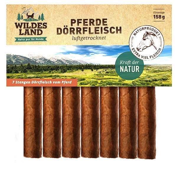 Verpackung mit sieben sichtbaren braunen Stangen luftgetrocknetem Pferde-Dörrfleisch für Hunde. Die Oberseite ist durch einen Karton mit Landschaftsmotiv und grünen Akzenten verdeckt. Inhalt: 158 g.