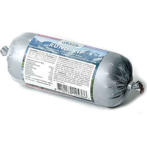 Eine einzelne Frostfleischrolle in grauem Kunstdarm mit rundem, seitlich verschnürtem Ende. Auf der Rolle befindet sich ein farbiges Etikett mit dem Aufdruck „Rindfleisch/Huhn“.
