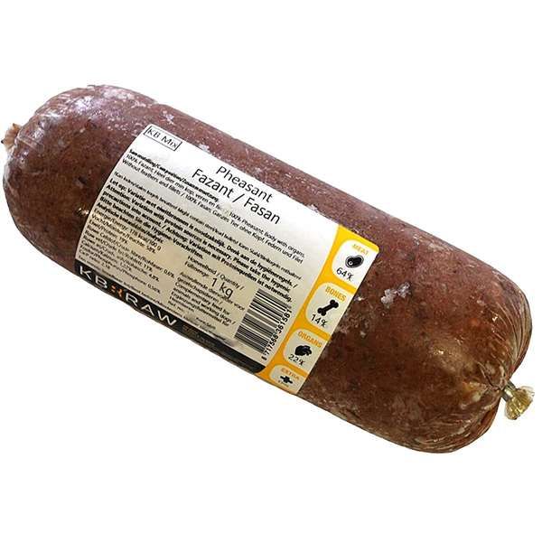 Eine Frostfleischrolle mit weiß-gelbem Etikett und der Aufschrift „Pheasant / Fazant / Fasan 1000 g“. Verpackt in einem nicht essbaren Kunstdarm. Die Füllung ist grob gewolft und erscheint als rötlich-braune Masse mit sichtbaren hellen Fettanteilen und le