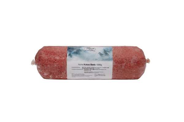 Eine Frostfleischrolle mit weißem Etikett und der Aufschrift „Huhn Kokos Beete 1000g“. Verpackt in einem nicht essbaren Kunstdarm. Die Füllung ist fein gewolft und zeigt eine rosa bis rötliche Masse mit leicht körniger Struktur.