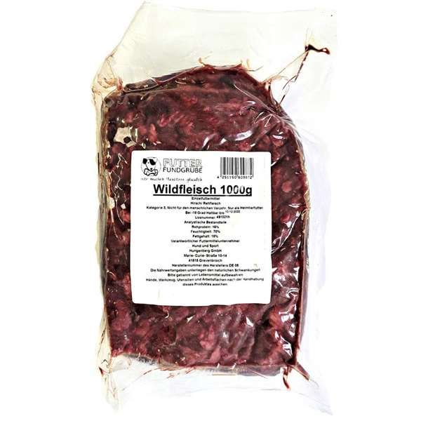 Eine flach gepresste Vakuumverpackung mit der Aufschrift „Wild pur (Reh/Hirsch)“. Die Füllung ist fein gewolft und zeigt eine dunkle, rötlich-braune Masse mit unregelmäßig marmorierter Struktur.
