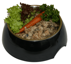 Eine Portion fetter Seefischmix in einem Napf. Die Füllung ist hellbräunlich bis beige mit dunkleren Fischstücken durchzogen und zeigt eine grob zerkleinerte, leicht faserige Struktur.