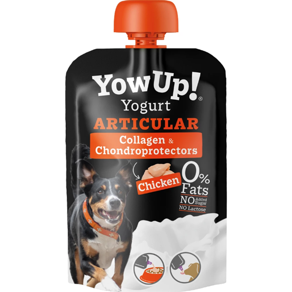 Quetschbeutel mit Joghurt-Snack für Hunde mit Huhngeschmack. Mit Kollagen und Chondroprotektoren, laktosefrei, fettfrei, ohne Zuckerzusatz. Schwarze Verpackung mit orangem Deckel, sichtbarem weißen Joghurt und Abbildung eines kurzhaarigen Hundes mit schwa