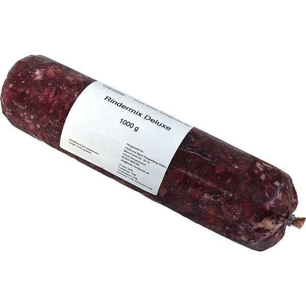 Eine Frostfleischrolle mit weißem Etikett und der Aufschrift „Rindermix Deluxe“. Verpackt in einem nicht essbaren Kunstdarm. Die Füllung ist grob gewolft und zeigt eine dunkelrot-braune Farbe mit sichtbaren Fett- und Gewebsstückchen in verschiedenen Größe