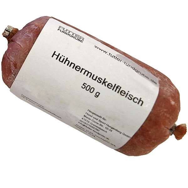 Eine Frostfleischrolle mit weißem Etikett und der Aufschrift „Hühnermuskelfleisch 500 g“. Verpackt in einem nicht essbaren Kunstdarm. Die Füllung ist fein gewolft und zeigt eine gleichmäßig rosarote Masse mit leicht feuchter Oberfläche.