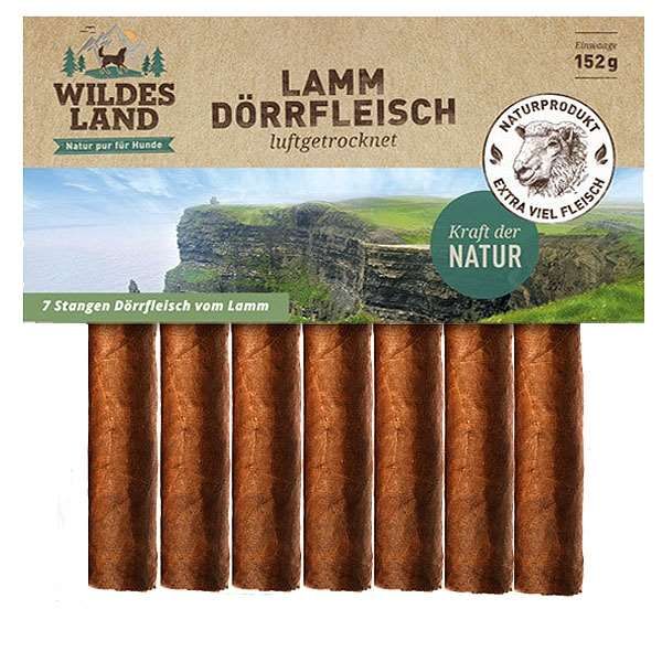 Verpackung mit sieben sichtbaren braunen Stangen luftgetrocknetem Lamm-Dörrfleisch für Hunde. Die Oberseite ist durch einen Karton mit Landschaftsmotiv und grünen Akzenten verdeckt. Inhalt: 152 g