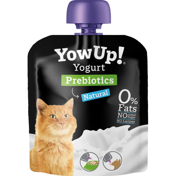 Quetschbeutel mit Joghurt-Snack für Katzen mit natürlichem Geschmack. Mit Präbiotika, laktosefrei, fettfrei, ohne Zuckerzusatz. Schwarze Verpackung mit lila Deckel, sichtbarem weißen Joghurt und Abbildung einer orangefarbenen Langhaarkatze.