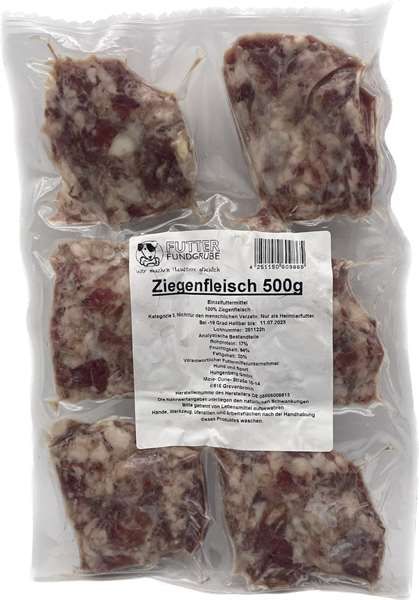 Eine Vakuumverpackung mit sechs Kammern, die grob gewolftes Ziegenfleisch enthalten. Die Füllung ist hell- bis mittelbraun mit dunklen und weißen Fleisch- und Fettstücken in unregelmäßiger Struktur.
