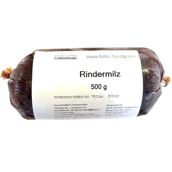 Eine Frostfleischrolle mit weißem Etikett und der Aufschrift „Rindermilz 500 g“. Verpackt in einem nicht essbaren Kunstdarm. Die Füllung ist fein gewolft und erscheint als gleichmäßig dunkelrote bis violettbraune Masse ohne sichtbare Einschlüsse.