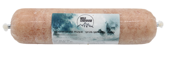 Eine Frostfleischrolle mit einem Etikett, das Berge und Wölfe zeigt sowie die Aufschrift „Hühnerbrust Royal grob gewolft 500 g“ trägt. Verpackt in einem nicht essbaren Kunstdarm. Die Füllung ist grob gewolft und erscheint als hellrosa bis lachsfarbene, le