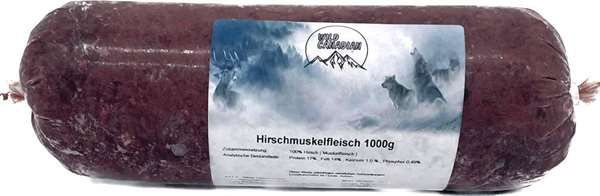 Eine Frostfleischrolle mit weißem Etikett und der Aufschrift „Hirschmuskelfleisch 1000g“. Verpackt in einem nicht essbaren Kunstdarm. Die Füllung ist fein bis grob gewolft und zeigt eine tiefrote, kompakte Masse mit leicht marmorierter Struktur.