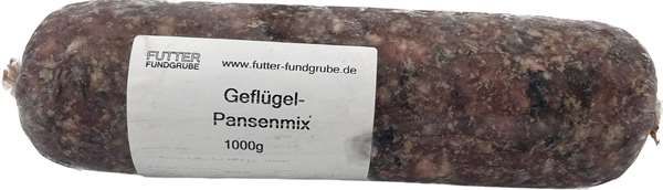 Eine Frostfleischrolle mit weißem Etikett und der Aufschrift „Geflügel-Pansenmix“. Verpackt in einem nicht essbaren Kunstdarm. Die Füllung ist grob gewolft und zeigt eine dunkelbraune, unregelmäßige Masse mit sichtbaren Stückchen und Farbvariationen.