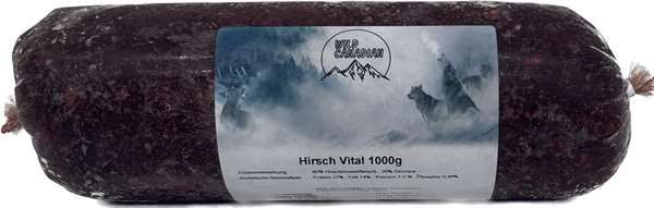 Eine Frostfleischrolle mit hellblauem Etikett und der Aufschrift „Hirsch Vital 1000g“. Verpackt in einem nicht essbaren Kunstdarm. Die Füllung ist fein gewolft und zeigt eine sehr dunkle, fast schwarzrote Farbe mit leicht unregelmäßiger Struktur.