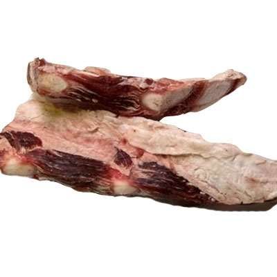 Zwei rohe, fleischige Kalbsbrustknochen mit sichtbaren Muskel- und Fettanteilen. Das Einzelfuttermittel für Hunde enthält weiche Knochen und Knorpel. Nicht verpackt, lose dargestellt.