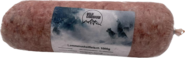 Eine Frostfleischrolle mit weißem Etikett und der Aufschrift „Lammmuskelfleisch mit Knochen 1000 g“. Verpackt in einem nicht essbaren Kunstdarm. Die Füllung ist fein gewolft und zeigt eine hellrosa, gleichmäßige Masse
