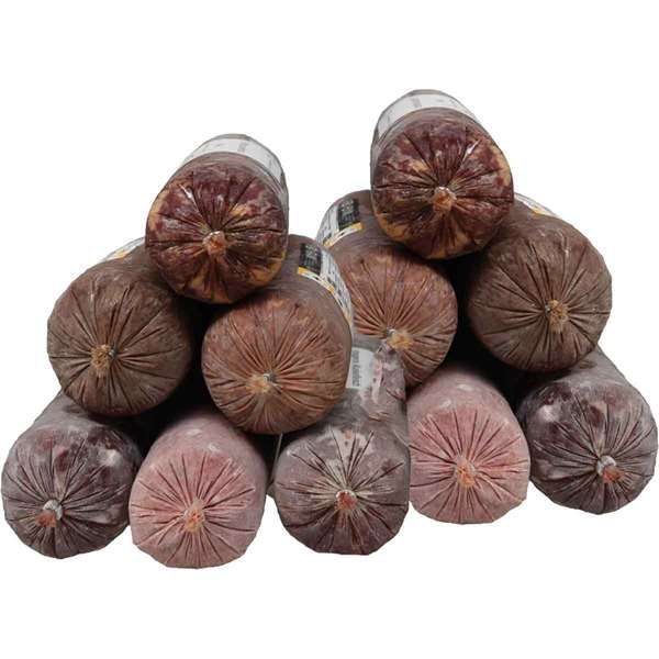 Ein Probierset mit zwölf Frostfleischrollen, in einer Pyramidenform gestapelt. Die Rollen sind in durchsichtigem Kunstdarm verpackt und zeigen verschiedenfarbige Füllungen in Rosa-, Rot- und Brauntönen.