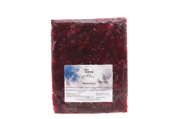 Ein flacher, transparenter Kunststoffbeutel mit einem dunkelrot-lilanen, fein zerkleinerten Gemüse-Obst-Mix in rechteckiger Form.