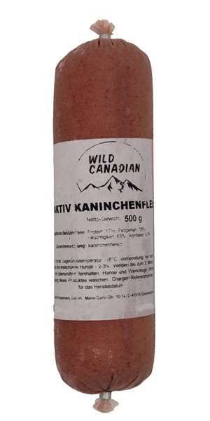 Eine Frostfleischrolle mit weißem Etikett und der Aufschrift „Aktiv Kaninchenfleisch“. Verpackt in einem nicht essbaren Kunstdarm. Die Füllung ist fein gewolft und zeigt eine hellbraune, gleichmäßige Masse mit glatter Oberfläche.