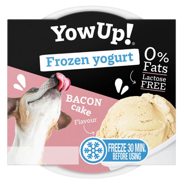 Gefrorener Joghurt-Snack mit Bacon-Kuchen-Geschmack. Laktosefrei und fettfrei. Inhalt: 110 g. In runder Kunststoffverpackung mit schwarzem Deckel, rosa-schwarzem Etikett, sichtbarem weißem Joghurt und Abbildung eines Hundes.