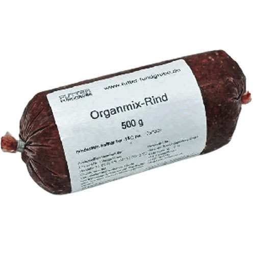 Eine Frostfleischrolle mit weißem Etikett und der Aufschrift „Organmix-Rind 500 g“. Verpackt in einem nicht essbaren Kunstdarm. Die Füllung ist fein gewolft und zeigt eine dunkelrote, gleichmäßig wirkende Masse ohne sichtbare Einschlüsse.