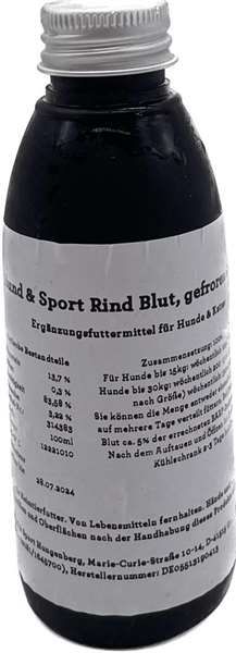 Schwarze Kunststoffflasche mit silbernem Schraubverschluss und weißem Etikett mit der Aufschrift „Hund & Sport Rind Blut, gefroren“. Enthält gefrorenes Rinderblut als Ergänzungsfuttermittel für Hunde und Katzen mit Hinweisen zur Dosierung und Lagerung.