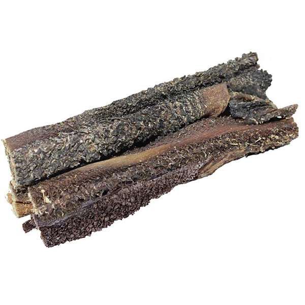 Mehrere dunkelbraune, getrocknete Stücke Blättermagen mit rauer, genoppter Oberfläche. Die länglichen Stücke liegen übereinander auf weißem Hintergrund.