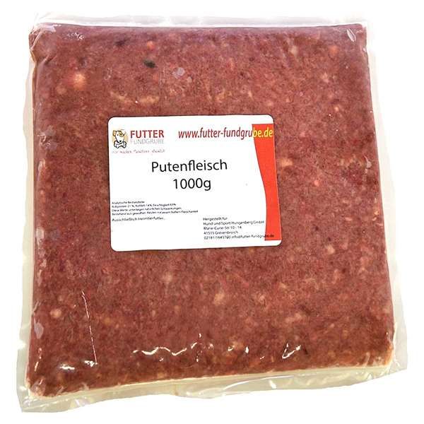 Ein transparenter Kunststoffbeutel mit flach verpacktem, gewolftem Putenfleisch. Die Füllung ist rotbraun mit leicht marmorierter Struktur und vereinzelten helleren Einschlüssen. Auf dem Beutel befindet sich ein weiß-rotes Etikett mit der Aufschrift „Pute