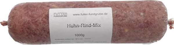 Eine Frostfleischrolle mit weißem Etikett und der Aufschrift „Huhn-Rind-Mix“. Verpackt in einem nicht essbaren Kunstdarm. Die Füllung ist fein gewolft und zeigt eine hellrote bis rosafarbene Masse mit leicht marmorierter Struktur.