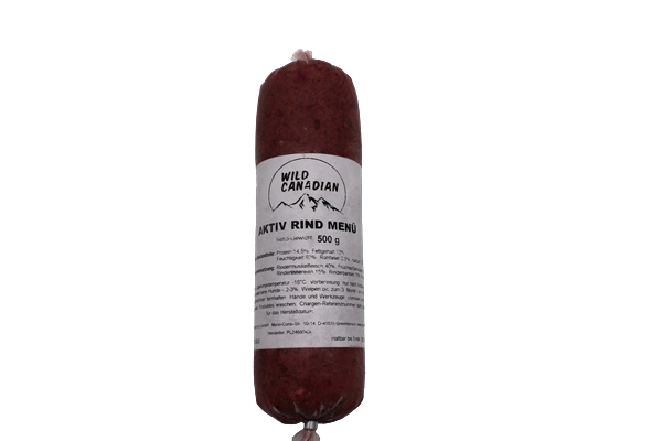 Eine Frostfleischrolle mit weißem Etikett und der Aufschrift „Aktiv Rind Menü 500g“. Verpackt in einem nicht essbaren Kunstdarm. Die Füllung ist fein gewolft und zeigt eine dunkelrote, leicht marmorierte Masse mit gleichmäßiger Struktur.