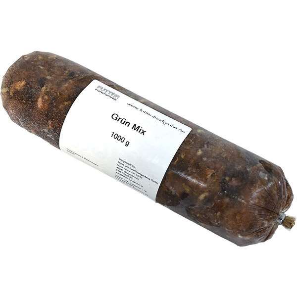 Eine Frostfleischrolle mit weißem Etikett und der Aufschrift „Grün Mix 1000 g“. Verpackt in einem nicht essbaren Kunstdarm. Die Füllung zeigt eine grobe, bräunlich-grüne Masse mit unregelmäßigen, teils hellen und dunklen Einschlüssen.
