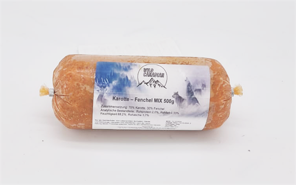 Eine orangefarbene Gemüserolle ohne Fleischanteil in durchsichtigem Kunstdarm, gleichmäßig geformt mit fein zerkleinerter, leicht körniger Füllung.