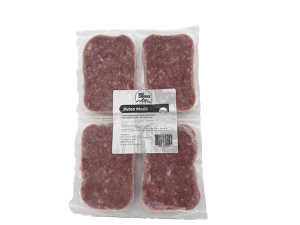 Eine Frostfleischrolle mit weißem Etikett und der Aufschrift „Aktiv Putenmenü“. Verpackt in einem nicht essbaren Kunstdarm. Die Füllung ist fein gewolft und zeigt eine dunkelrosa, gleichmäßige Masse mit leicht marmorierter Struktur.