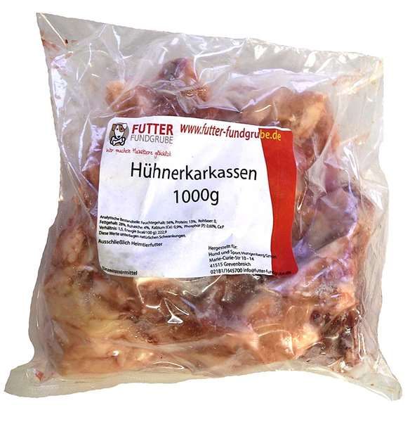 Ein transparenter Kunststoffbeutel mit mehreren rohen Hühnerkarkassen. Die Karkassen sind hell bis rosafarben, teils fleischig, teils knöchern und unregelmäßig geformt. Auf der Vorderseite befindet sich ein weiß-rotes Etikett mit der Aufschrift „Hühnerkar