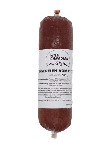 Eine Frostfleischrolle mit weißem Etikett und der Aufschrift „Innereien vom Pferd“. Verpackt in einem nicht essbaren Kunstdarm. Die Füllung ist fein gewolft und zeigt eine rotbraune, gleichmäßige Masse mit leicht marmorierter Struktur.