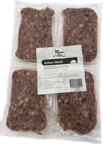 Vier rechteckige Portionen eines Entenmenüs in transparenter Vakuumverpackung mit weißem Etikett und der Aufschrift „Enten Menü 500g“. Die Füllung ist mittelgrob gewolft, dunkelbraun mit hellen und rötlichen Einschlüssen und wirkt leicht unregelmäßig in d