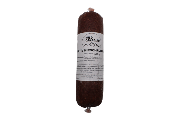 Eine Frostfleischrolle mit weißem Etikett und der Aufschrift „Aktiv Hirschfleisch“. Verpackt in einem nicht essbaren Kunstdarm. Die Füllung ist fein gewolft und zeigt eine dunkelrote, gleichmäßige Masse mit leicht marmorierter Struktur.